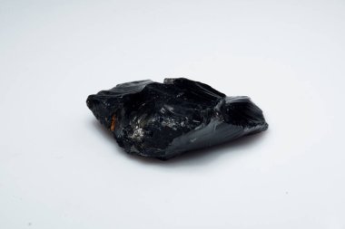 Arka planda doğal siyah obsidian taşı