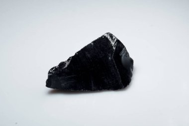 Arka planda doğal siyah obsidian taşı