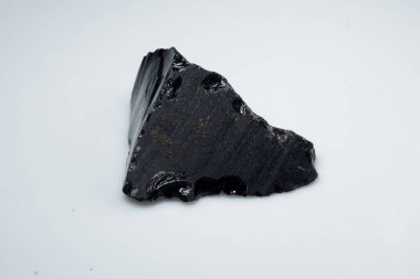Arka planda doğal siyah obsidian taşı