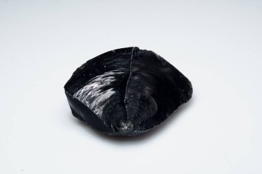 Arka planda doğal siyah obsidian taşı