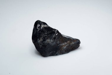 Arka planda doğal siyah obsidian taşı