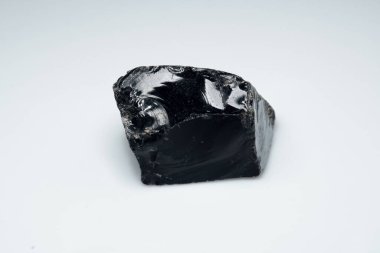 Beyaz arkaplanda doğal siyah obsidian taşı