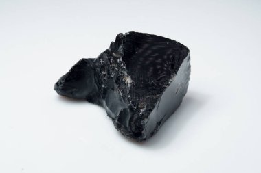 Beyaz arkaplanda doğal siyah obsidian taşı