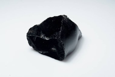 Beyaz arkaplanda doğal siyah obsidian taşı