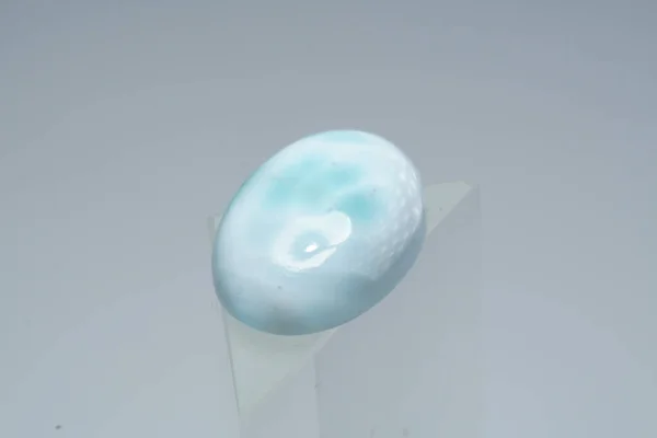 Piedra Larimar Natural Sobre Fondo Blanco — Foto de Stock