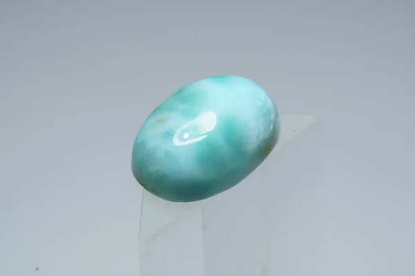 Piedra Larimar Natural Sobre Fondo Blanco — Foto de Stock