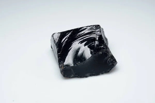 Naturalny czarny kamień obsydianowy na białym tle — Zdjęcie stockowe