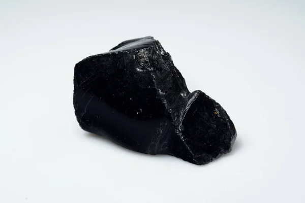Natuurlijke zwarte obsidiaan steen op witte achtergrond — Stockfoto