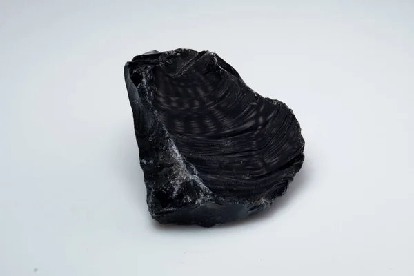 Naturalny czarny kamień obsydianowy na białym tle — Zdjęcie stockowe