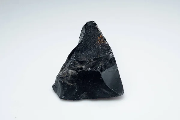Pierre naturelle d'obsidienne noire sur fond blanc — Photo