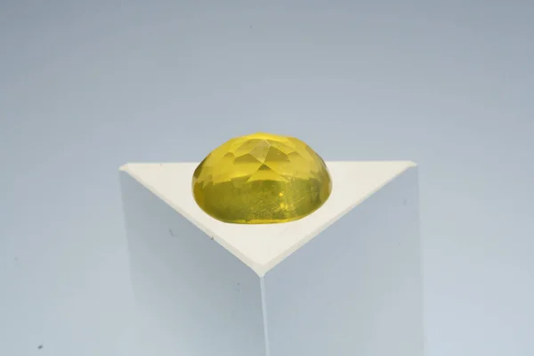 Batu alami kuning opal pada latar belakang putih — Stok Foto