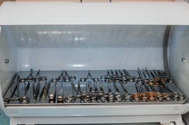 Tıbbi ultraviyole sterilizatör. Enstrümanlı tıbbi otoklavi