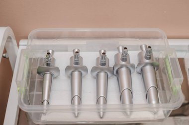 Proktoloji için yeniden kullanılabilir aletler. Halka ışıkları olan anoskoplar