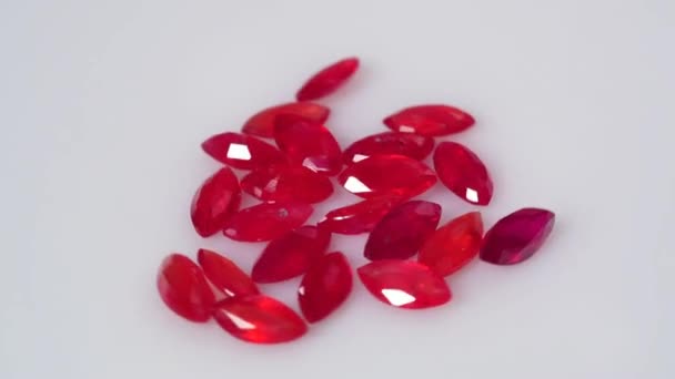 转盘上的天然椭圆形红宝石 — 图库视频影像