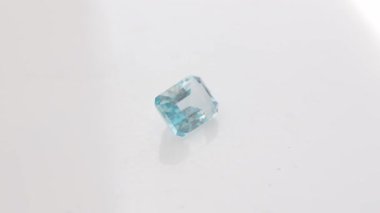 Dönen Açık Mavi Aquamarine Gemstone Vitrini: Yüzleşen Kristal, Mücevher Tasarımı, Yüksek Kaliteli Taş, Beyaz Arkaplan, Lüks Konsept