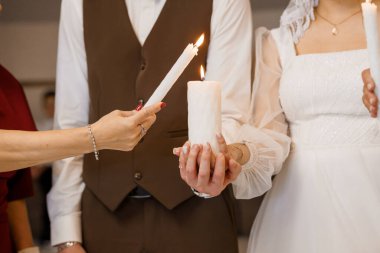 Bir gelin ve damat, düğün törenlerinde bir birlik mumu yakar. Bu mum, yumuşak, sıcak ışık altında resmi giyinmiş misafirler tarafından sembolize edilir.