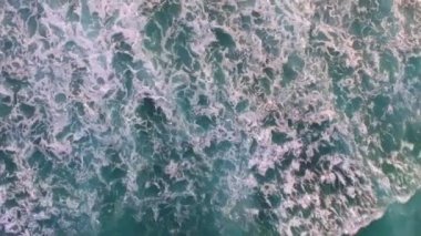 Bali 'de gün batımında okyanus dalgalarının hava görüntüsü