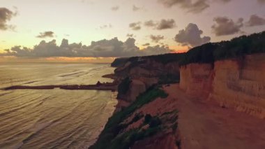 Bali 'deki kayalık sahil şeridinin havadan görüntüsü.