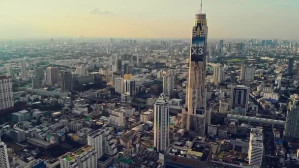 Baiyoke tower aerial view in Bangkok in Thailand. — Stock Video