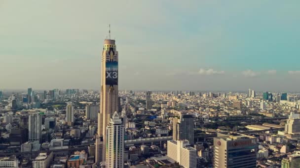 Baiyoke tower aerial view in Bangkok in Thailand. — Stock Video
