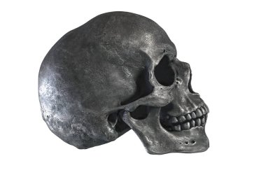 Metalik insan kafatasının beyaz arka planda izole edilmiş üç boyutlu çizimi