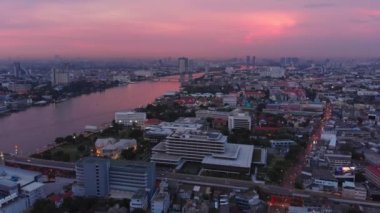 Chao Phraya nehri yakınlarındaki Bangkok 'ta mor bir alacakaranlık..