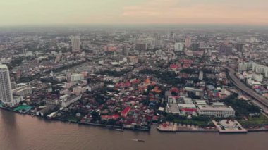 Chao Phraya nehri yakınlarındaki Bangkok 'ta mor bir alacakaranlık..