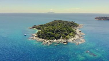 Phuket 'teki ıssız cennet adasının havadan görünüşü