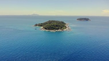 Phuket 'teki ıssız cennet adasının havadan görünüşü