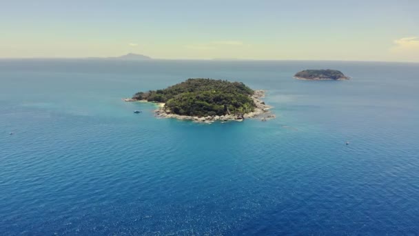 Vista aérea de la solitaria isla del paraíso en Phuket — Vídeos de Stock