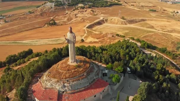 İspanya, Palencia 'daki Otero' nun İsa heykelinin havadan görünüşü — Stok video