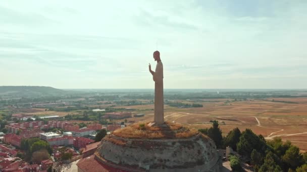 İspanya, Palencia 'daki Otero' nun İsa heykelinin havadan görünüşü — Stok video