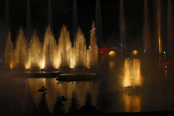 Барвисті фонтани вночі — стокове фото