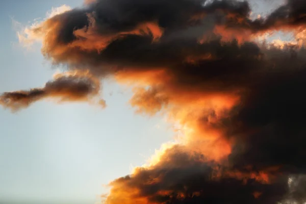 Gün batımında Oyunlar renkli bulutlar