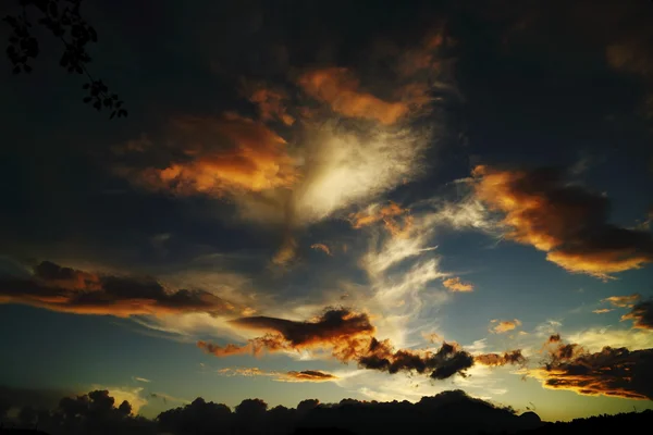 Juegos inusuales de nubes al atardecer — Foto de Stock