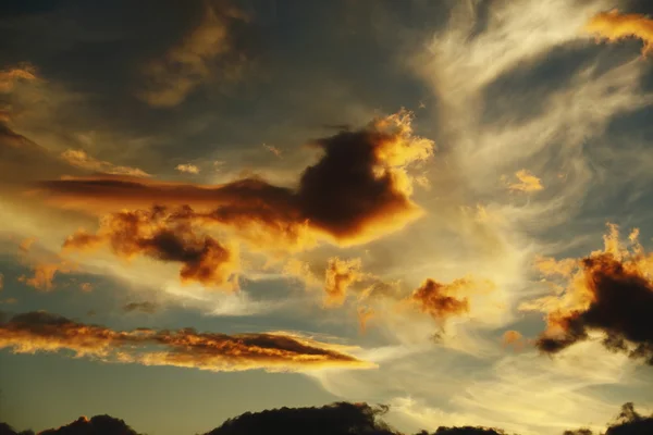 Insoliti giochi di nuvole al tramonto — Foto Stock