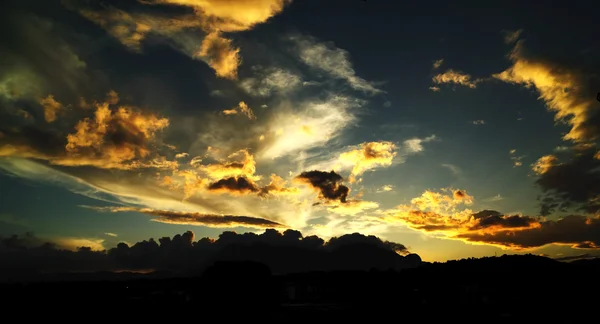 Insoliti giochi di nuvole al tramonto — Foto Stock