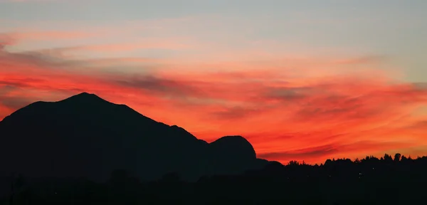 Solnedgång i slutet av sommaren i Italien — Stockfoto