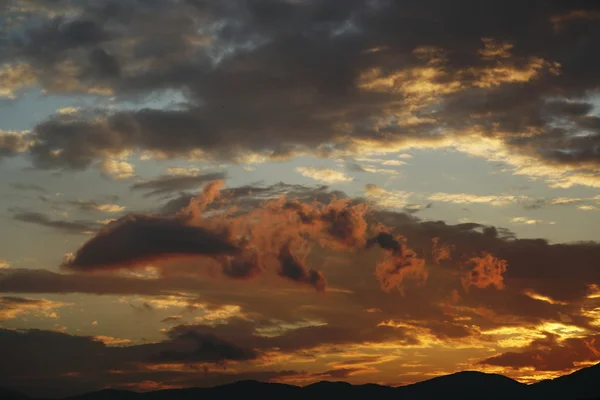 Bizzarre nuvole giochi al tramonto — Foto Stock