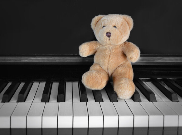 Ключи от фортепиано с мишкой
