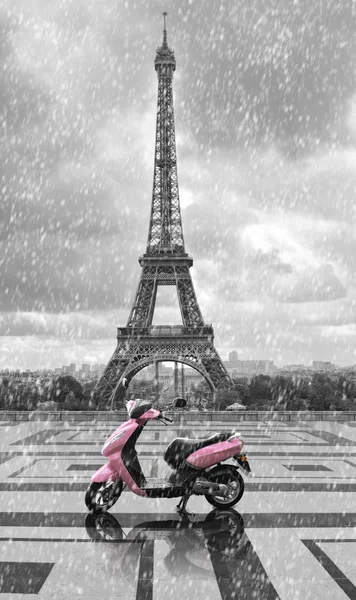 Torre Eiffel bajo la lluvia con scooter rosa de París. Negro y w — Foto de Stock