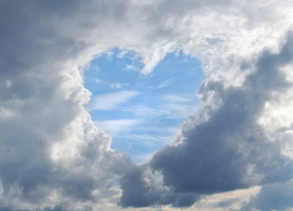 Moln förmörkade himlen med blå himmel-hjärta. — Stockfoto