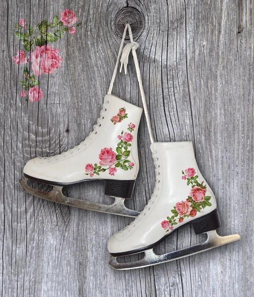 Par de patines de hielo blanco con decoración de rosas vintage — Foto de Stock