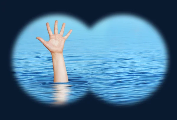 Drowning man needs help. View through binoculars — Stock Photo, Image