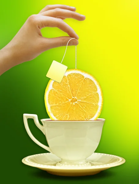 Una taza de té con una rodaja de limón. Fondo para póster — Foto de Stock