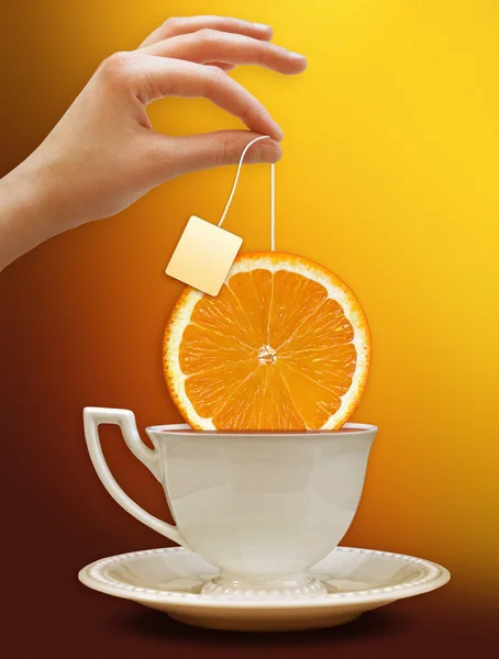 Una taza de té con una rebanada de naranja. Fondo para póster — Foto de Stock