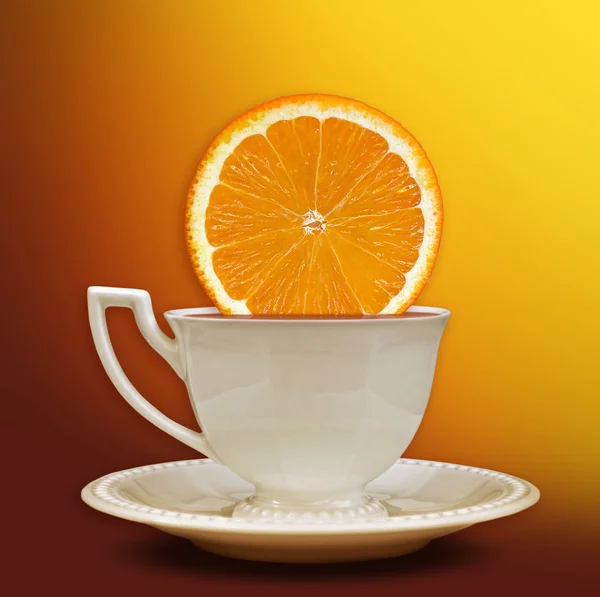 Filiżanka herbaty z plasterkiem pomarańczy. Tło dla plakatu — Zdjęcie stockowe