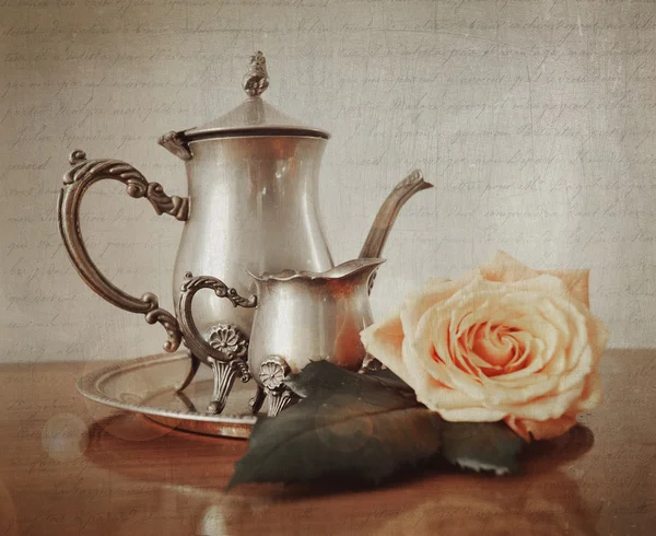 Серебряный чайный сервиз с эффектом ретро-винтажного инстаграма — стоковое фото