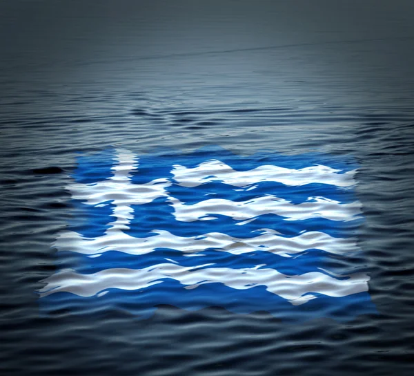 Ελληνική σημαία ακαθοδήγητα στο νερό. Σύμβολο της κρίσης - έννοια. — Φωτογραφία Αρχείου