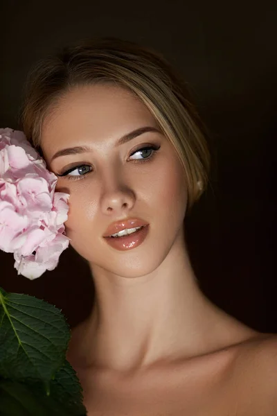 Hübsche Frau Mit Hellem Make Schöne Weiße Mädchen Mit Blumen lizenzfreie Stockfotos